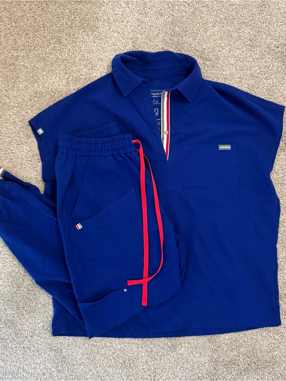 Mediclo Royal Blue Collared Scrub Set with Red Detail Size Small Set Figs